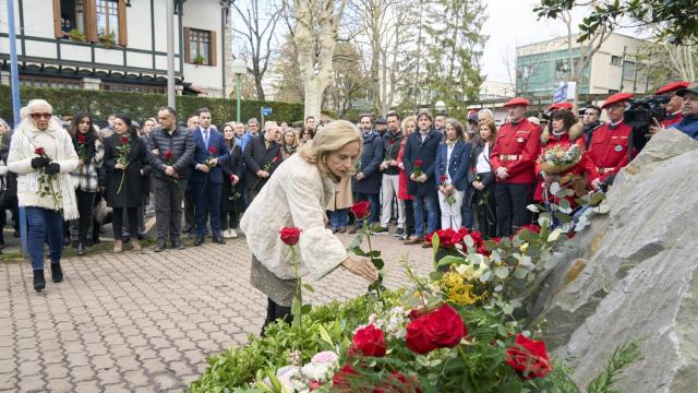 La viuda de Fernando Buesa, Natividad Rodríguez, participa en la ofrenda floral en homenaje a su marido en el día en el que se cumplen 25 años de su asesinato por parte de ETA