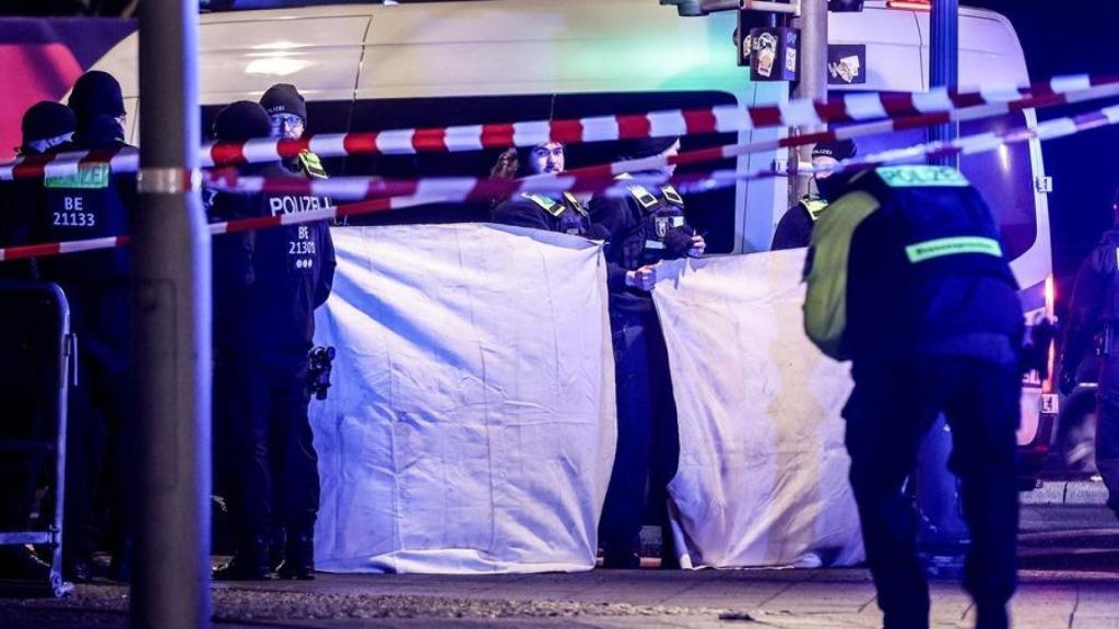 La Policía atiende en el momento de los hechos en el que un hombre resultara herido por un ataque en el monumento a las víctimas del Holocausto en Berlín