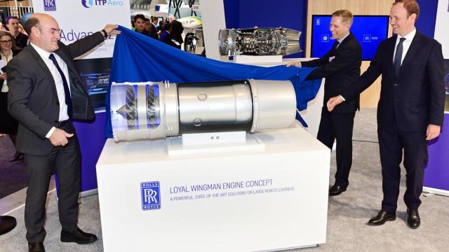 Presentación de una maqueta de motor de ITP Aero, participada por Finkatuz, para Rolls Royce