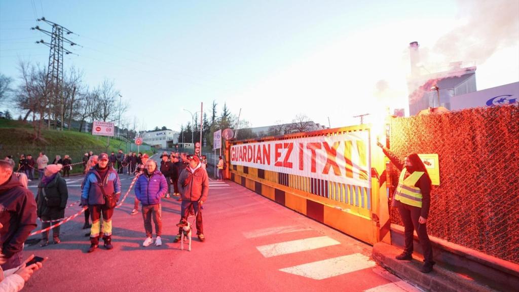 Decenas de personas durante la cadena humana y manifestación contra el cierre de la empresa