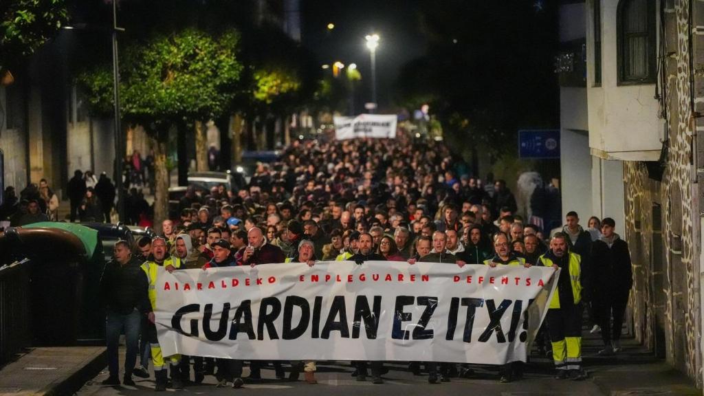 Decenas de personas durante la cadena humana y manifestación contra el cierre de la empresa