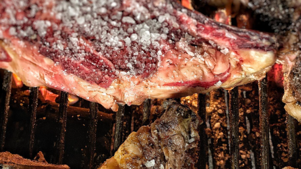 El chuletón del mejor restaurante para comer carne en Madrid.