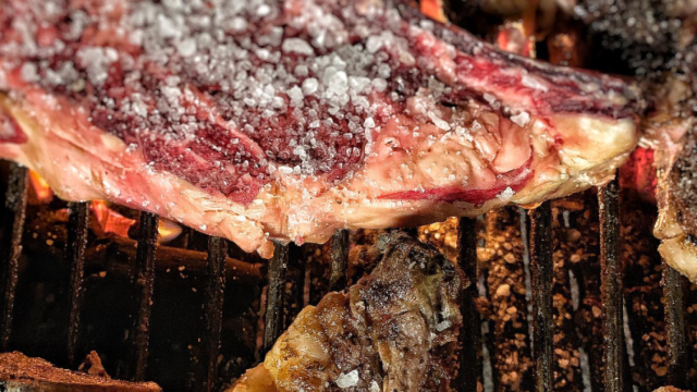 El chuletón del mejor restaurante para comer carne en Madrid.