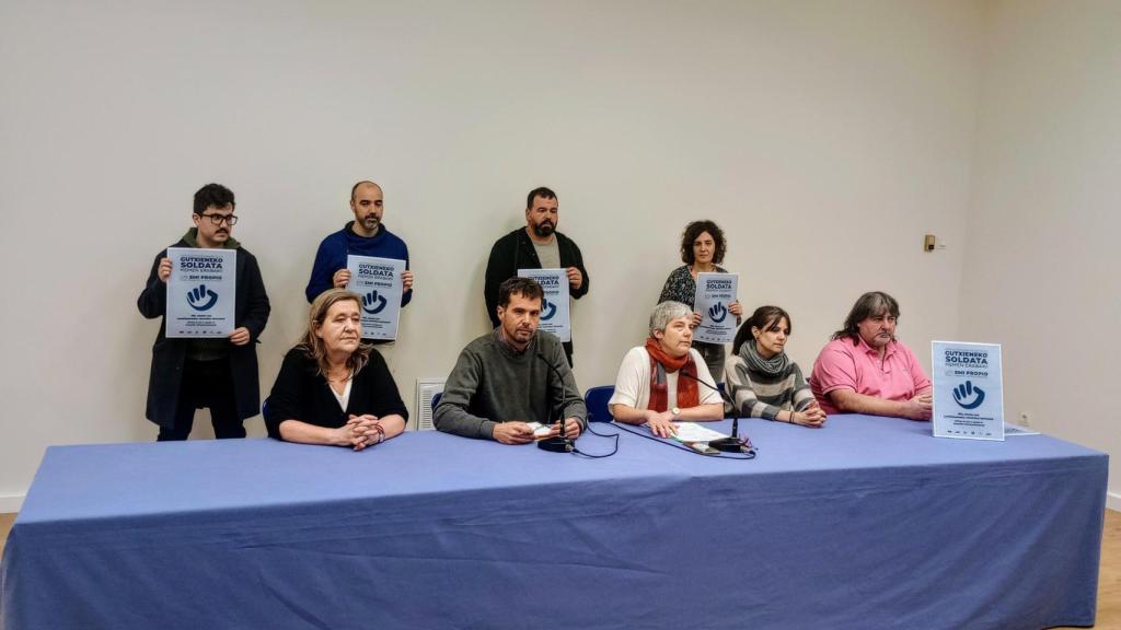 Representantes de ELA, LAB, Steilas, Esk, Hiru y Etxalde, en la presentación de su propuesta por un SMI propio / EP