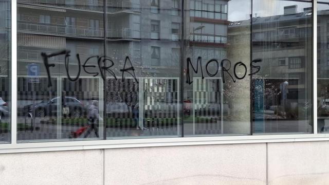 Pintada xenófoba en el local de la asociación Adiskidetuak de Irun (Gipuzkoa), que proporciona asesoramiento jurídico y laboral a inmigrantes