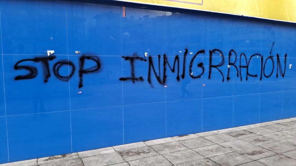 Pintada xenófoba en el local de la asociación Adiskidetuak de Irun (Gipuzkoa), que proporciona asesoramiento jurídico y laboral a inmigrantes