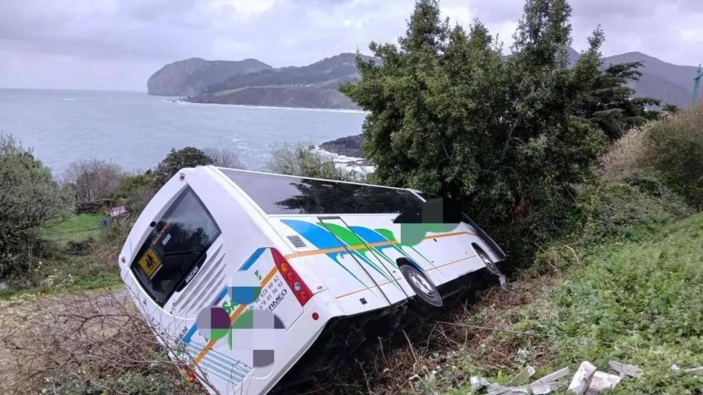 Accidente tráfico, salida de calzada de autobús Mundaka / @BomberosBizkaia