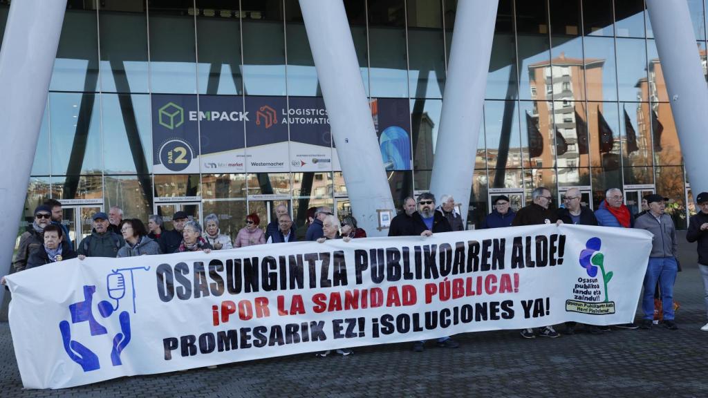 Diferentes plataformas en defensa de la sanidad pública vasca han protestado en Barakaldo, durante la sexta reunión del Pacto Vasco de Salud / MIGUEL TOÑA - EFE