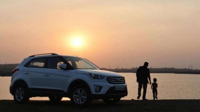 Fotografía de un Hyundai frente al mar