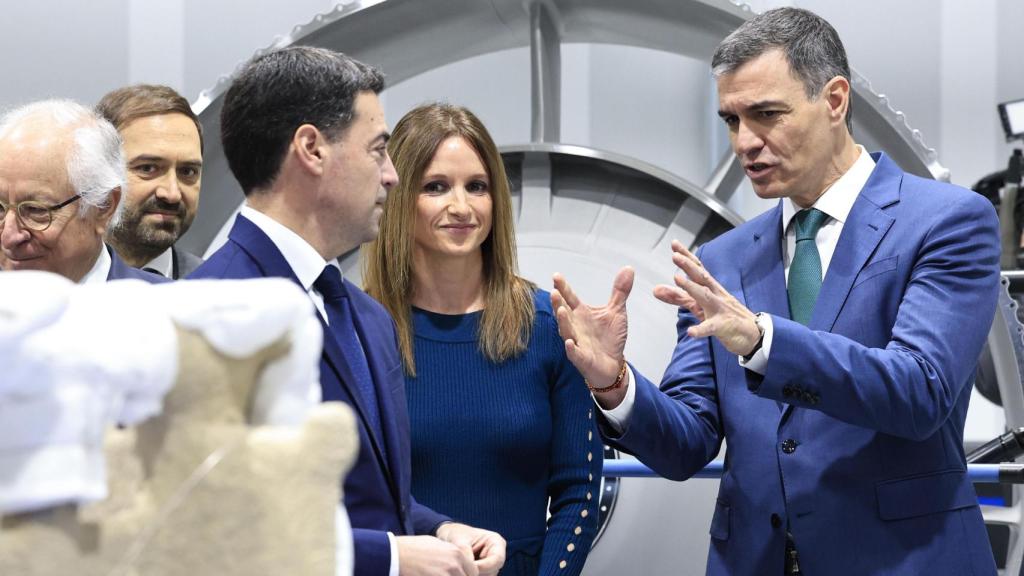 Pedro Sánchez e Imanol Pradales, en su visita a ITP Aero / Miguel Toña EFE