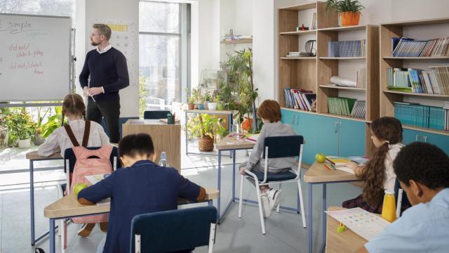 Profesor en una clase / Freepik