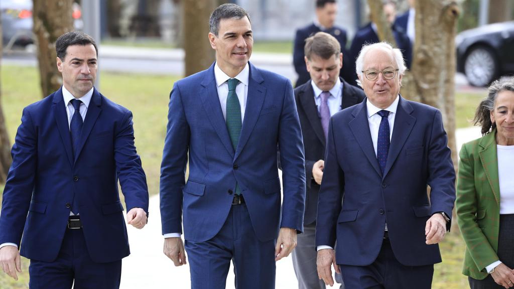 Pradales, Sánchez y Marisol Garmendia con el presidente de ITP, Juan María Nin / Miguel Toña EFE