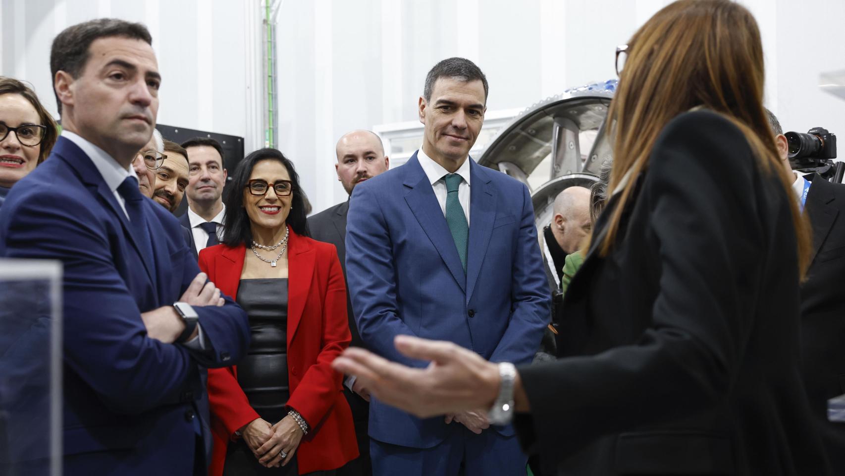 Pedro Sánchez escucha explicaciones en ITP Aero con la presencia de Imanol Pradales y la CEO de la compañía, Eva Azoulay / Miguel Toña EFE