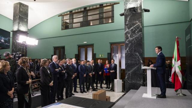 El lehendakari Imanol Pradales durante la presentación de la Alianza  Financiera Vasca.