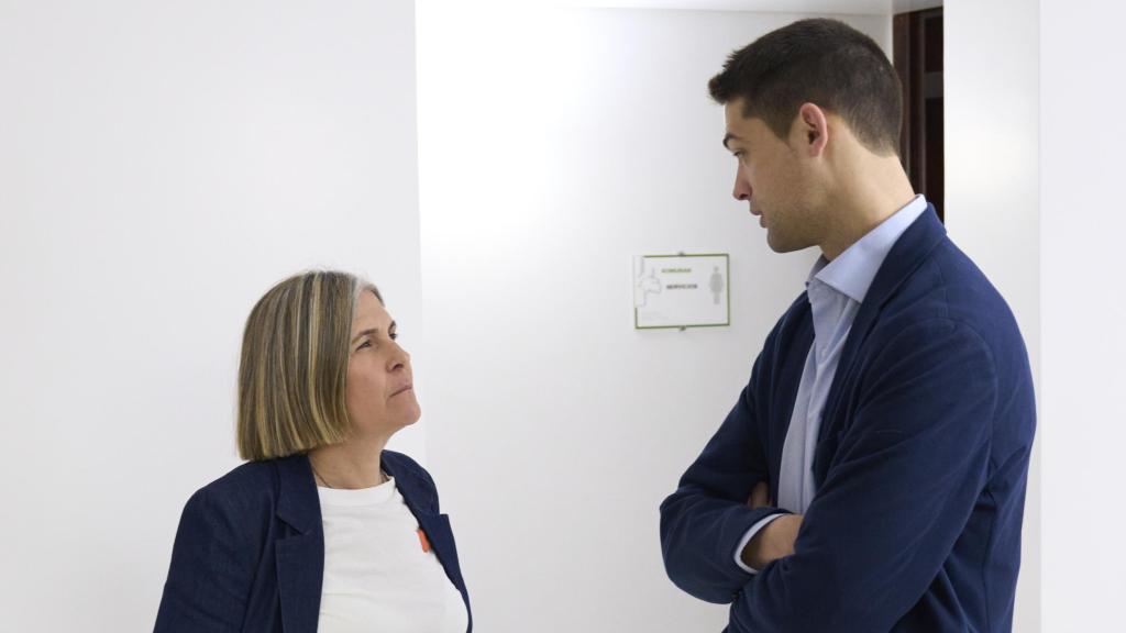 El portavoz del PNV, Joseba DIez Antxustegi, conversa con la portavoz de EH Bildu, Nerea Kortajarena / ADRIÁN RUIZ HIERRO - EFE
