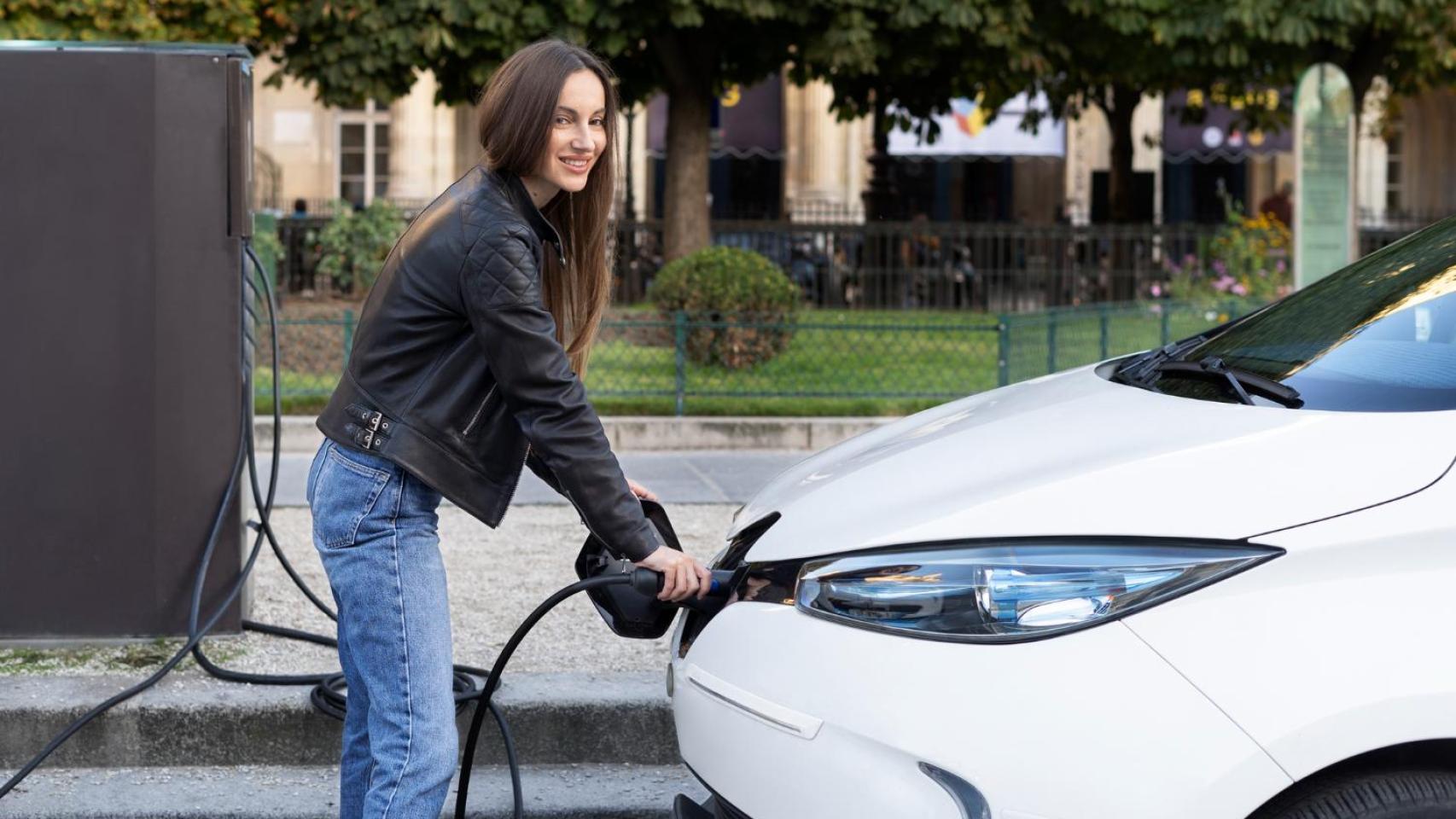 Una persona carga su coche eléctrico