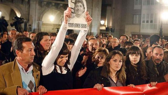 La hija de Isaías Carrasco muestra su rostro en una protesta tras el crimen.