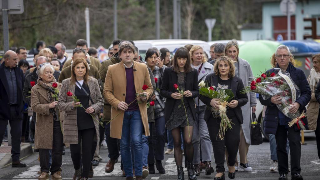 La viuda y la hija de Isaías Carrasco, Marian Romero (2d) y Sandra Carrasco (3d), junto al secretario general de los socialistas vascos, Eneko Andueza, en el homenaje