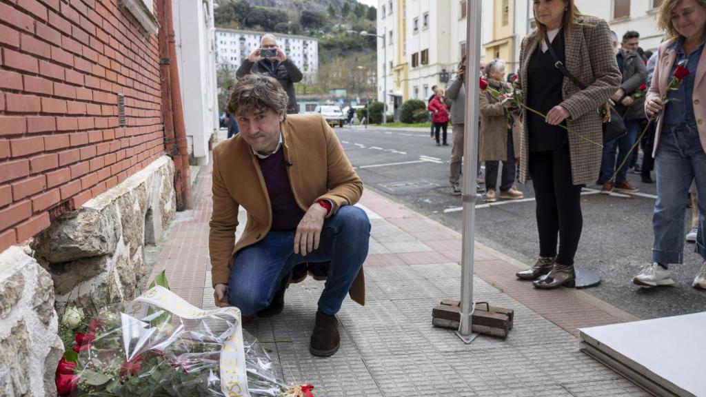 l secretario general de los socialistas vascos, Eneko Andueza, ha participado en un acto de homenaje