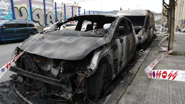 La Policía de Bilbao investiga el incendio de siete turismos en el barrio de San Ignacio