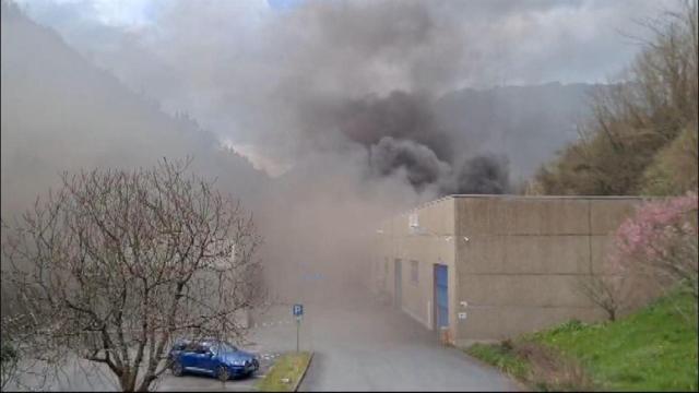 Momento del incendio en Galvanizados Arrate.