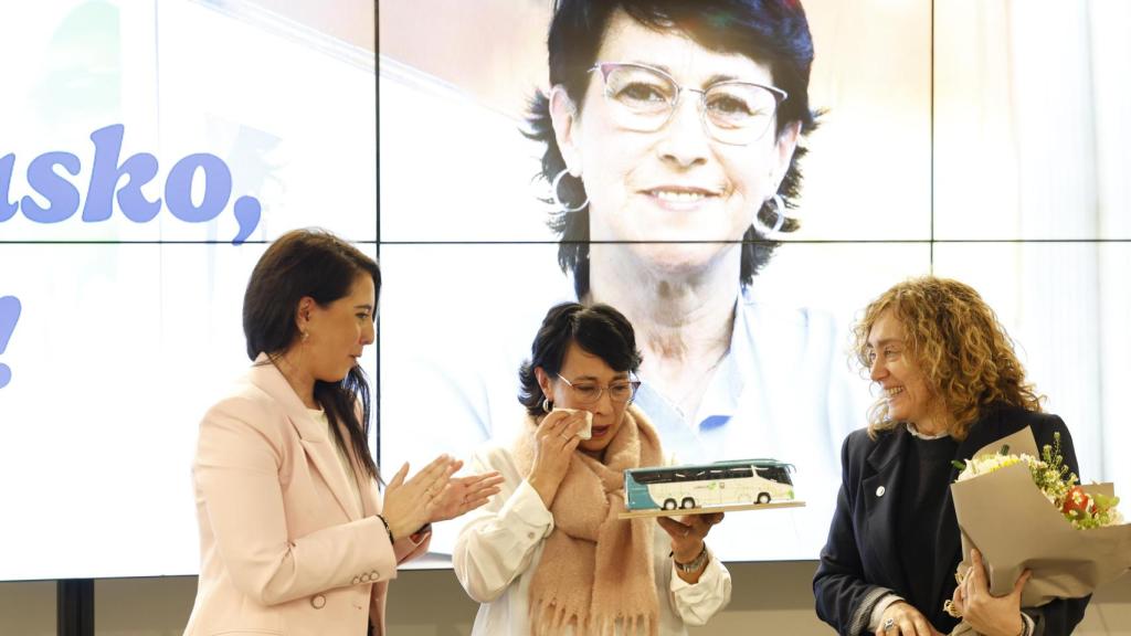 La conductora de Lurraldebus Isabel Pérez Marcos (c) ha recibido un homenaje este lunes en un acto en el que han participado la consejera de Movilidad Sostenible, Susana García Chueca (d), y la diputada foral de Movilidad, Turismo y Ordenación del territorio, Azahara Domínguez