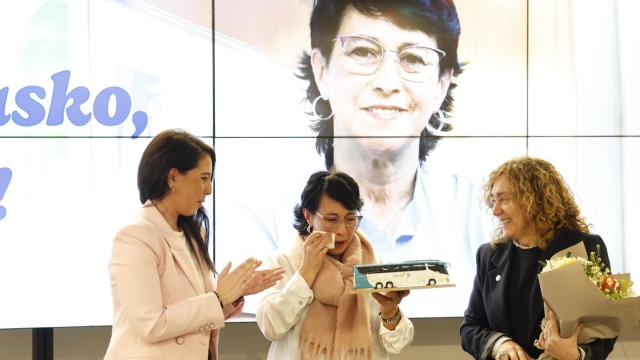 La conductora de Lurraldebus Isabel Pérez Marcos (c) ha recibido un homenaje este lunes en un acto en el que han participado la consejera de Movilidad Sostenible, Susana García Chueca (d), y la diputada foral de Movilidad, Turismo y Ordenación del territorio, Azahara Domínguez