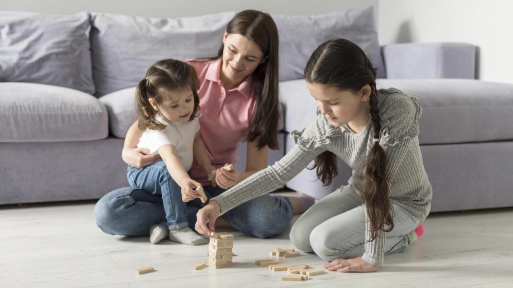 Personas trabajadoras dedicadas al cuidado de hijos e hijas menores de 14 años