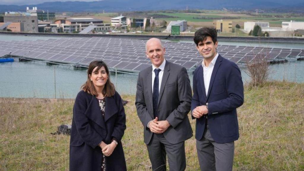 La viceconsejera de Transición Energética, Irantzu Allende, Jon Ander Agirrebengoa, CEO de EMICA, y  Mikel López de Lacalle,  director general de EMICA Solar