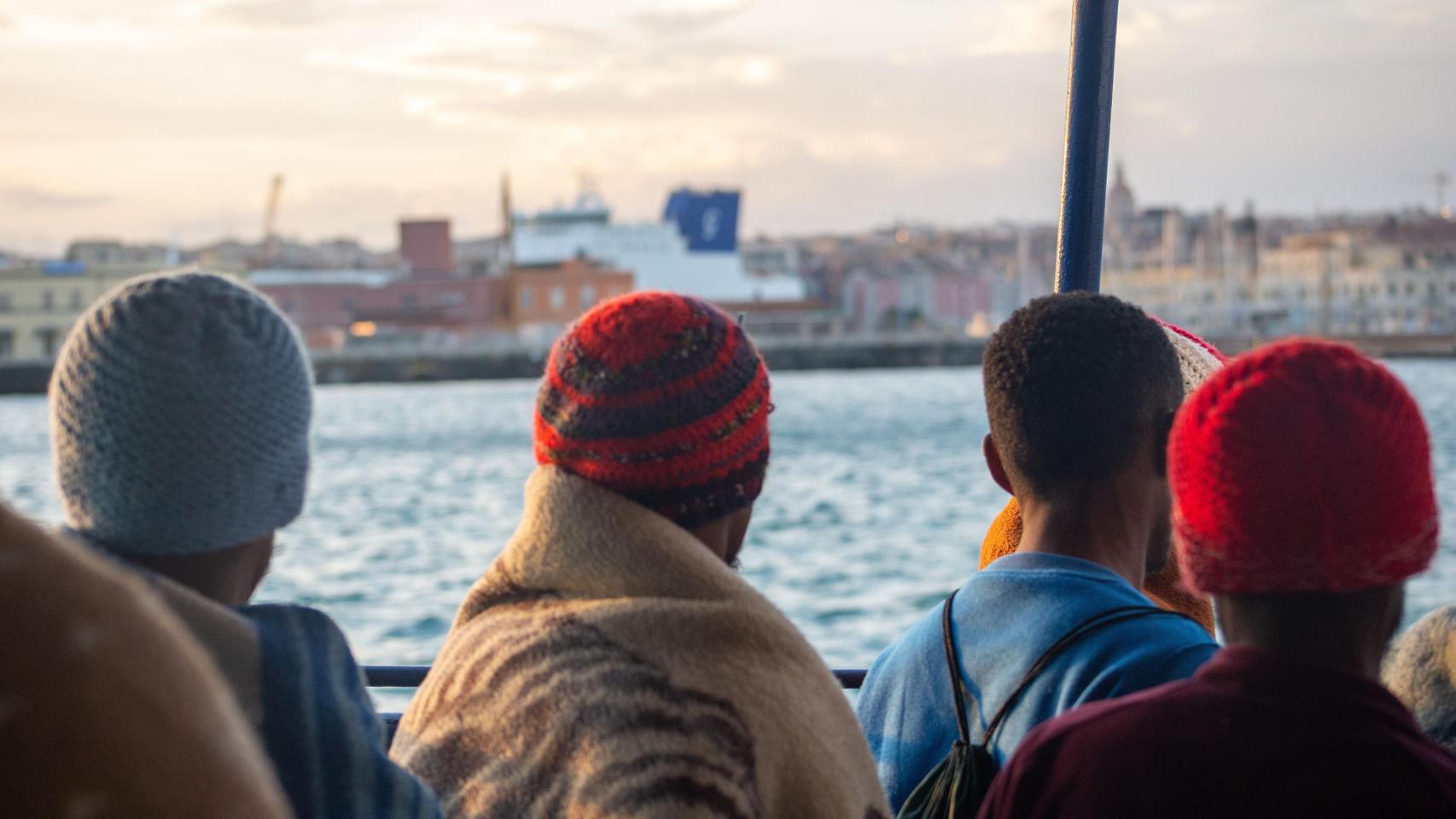 El Aita Mari desembarcando en Catania (Gipuzkoa) con 53 personas rescatadas en el Mediterráneo