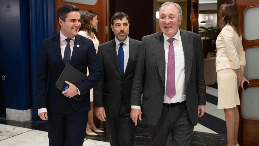 El consejero vasco de Industria, Mikel Jauregi, junto al presidente de Kutxabank, Antón Arriola, y el presidente de Sidenor, José Antonio Jainaga, en el desayuno informativo de Bilbao