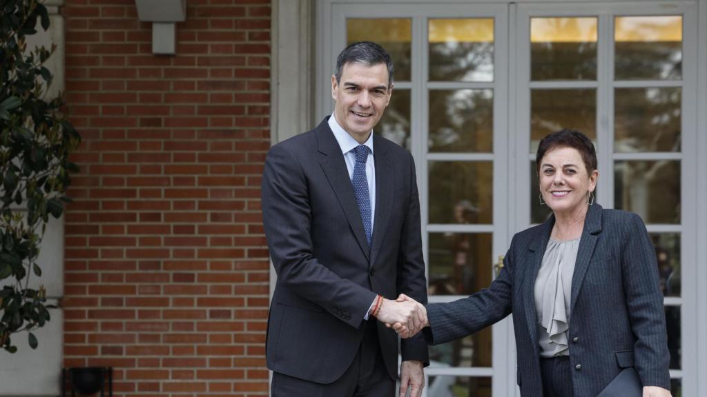 El presidente del Gobierno, Pedro Sánchez, recibe a la portavoz de EH Bildu en el Congreso, Mertxe Aizpurua / JAVIER LIZÓN - EFE