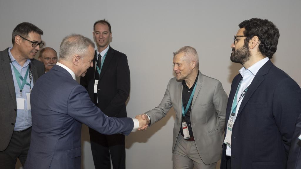 Urkullu saluda a Pablo Fernández-Santos, nuevo director de Basquevolt, en la inauguración de 2023 / Irekia