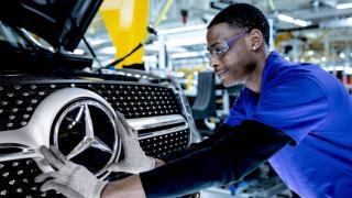 Mercedes Vitoria aprueba el curso pese al malestar social y al bajón del sector
