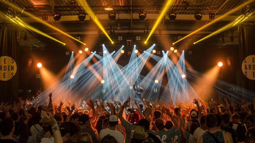 Imagen de un concierto con montaje de luz y sonido.