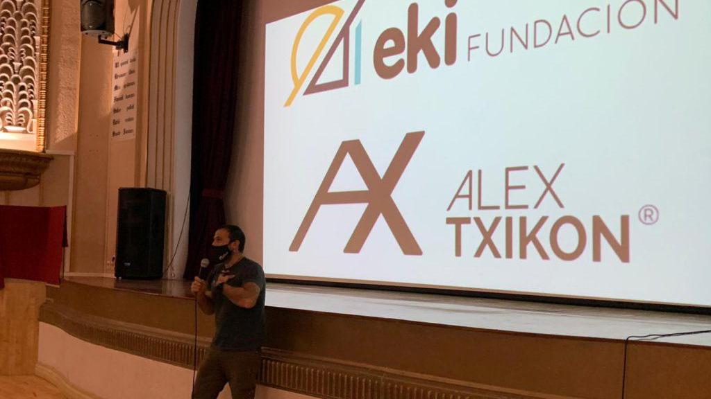 Txikon durante una charla para hablar de la Fundación Eki.