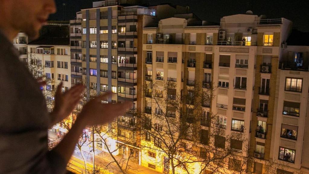 Los aplausos a los sanitarios desde los balcones fueron una constante en el confinamiento.