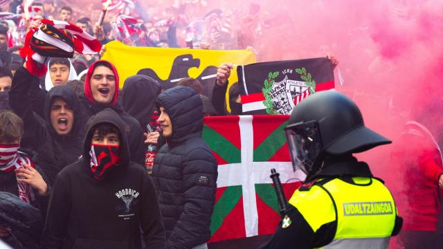 Ambiente previo al partido de Europa League entre Athletic de Bilbao y AS Roma, en los exteriores de San Mamés