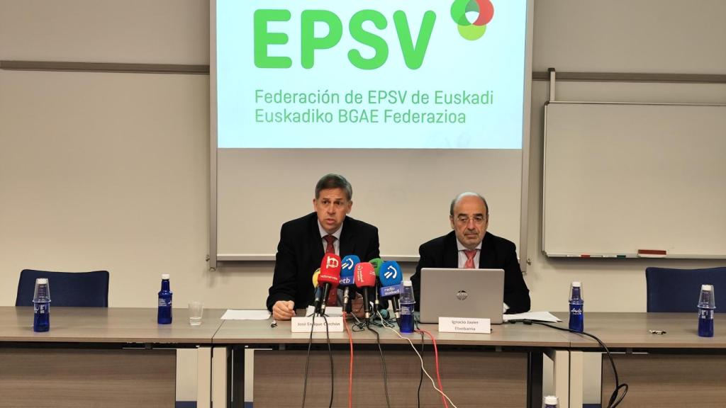 José Enrique Corchón, viceconsejero de Política Financiera, con Ignacio Etxebarria, presidente de las EPSV