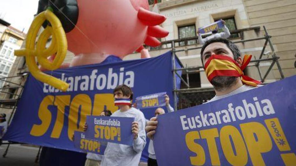 Protesta de Sortu contra la euskarafobia frente al TSJPV.