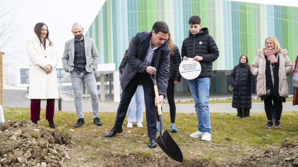 El lehendakari, Imanol Pradales, en su visita al Instituto de Educación Secundaria Salburua de Vitoria / IREKIA