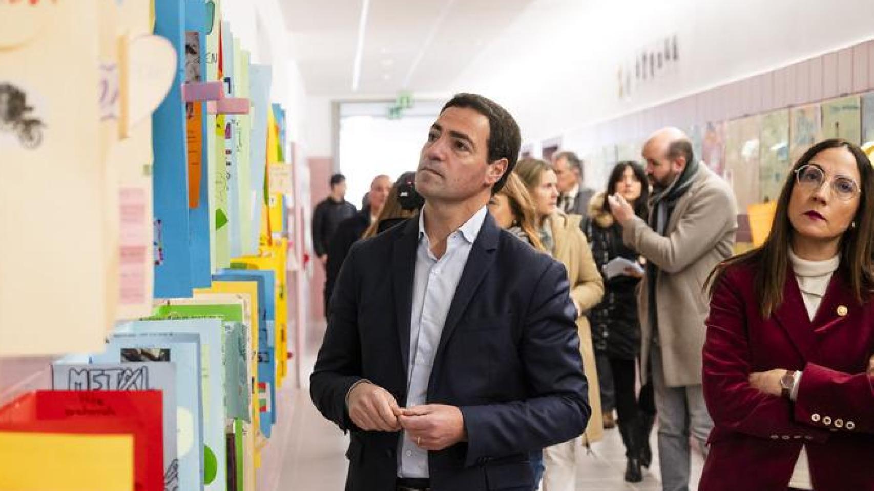 El lehendakari, Imanol Pradales, y la consejera de Educación, Begoña Pedrosa, visitan el Instituto de Educación Secundaria Salburua de Vitoria / IREKIA