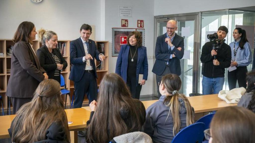 El consejero de Hacienda y Finanzas, Noël d’Anjou, en su visita a un instituto de Vitoria para hablar sobre fiscalidad vasca / IREKIA