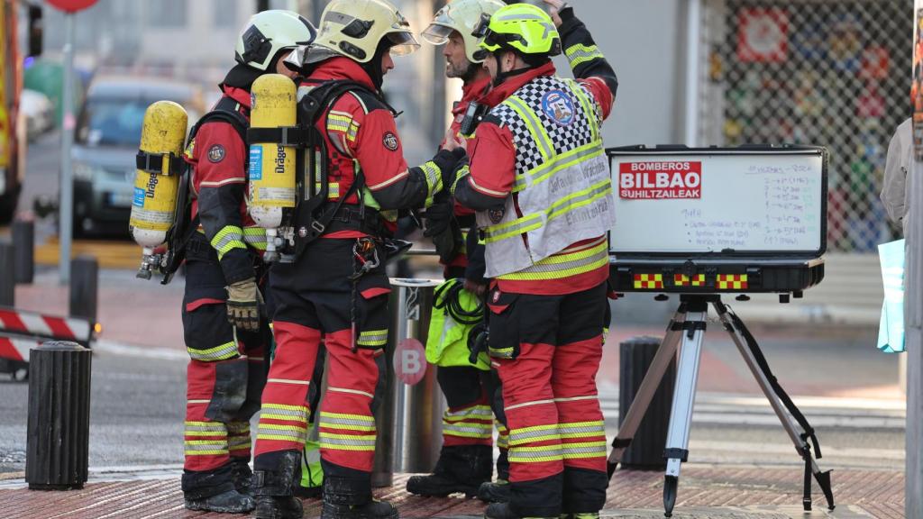 Un grupo de bomberos en las inmediaciones de la calle Labayru, en Bilbao