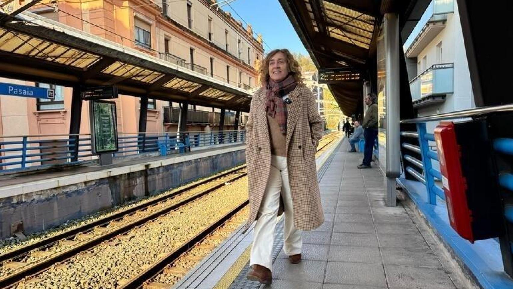 La consejera de Movilidad Sostenible, Susana García Chueca, en la estación del topo de Pasaia