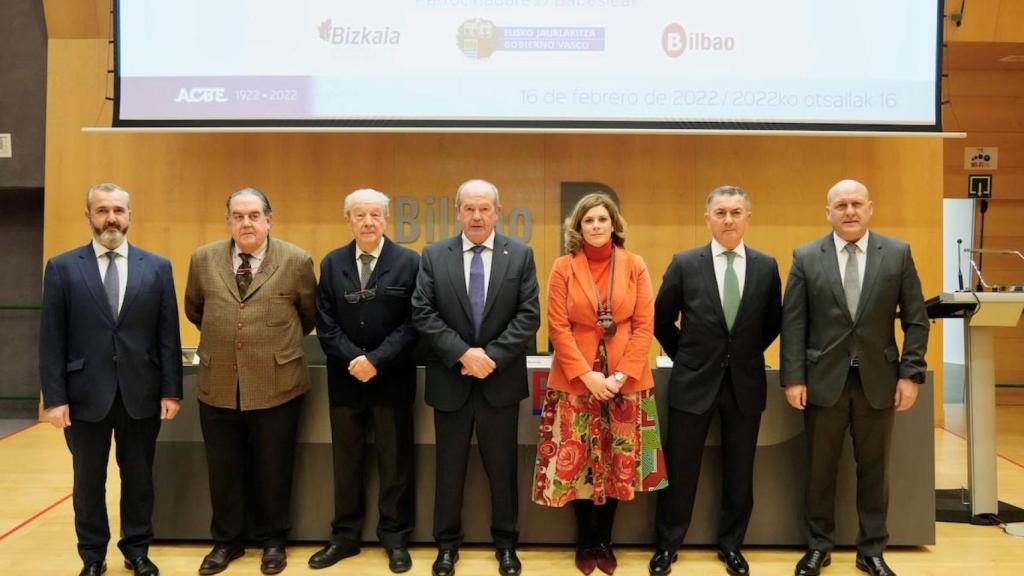 El presidente de la APB, expresidentes y representantes empresariales, en 2022 / PUERTO DE BILBAO