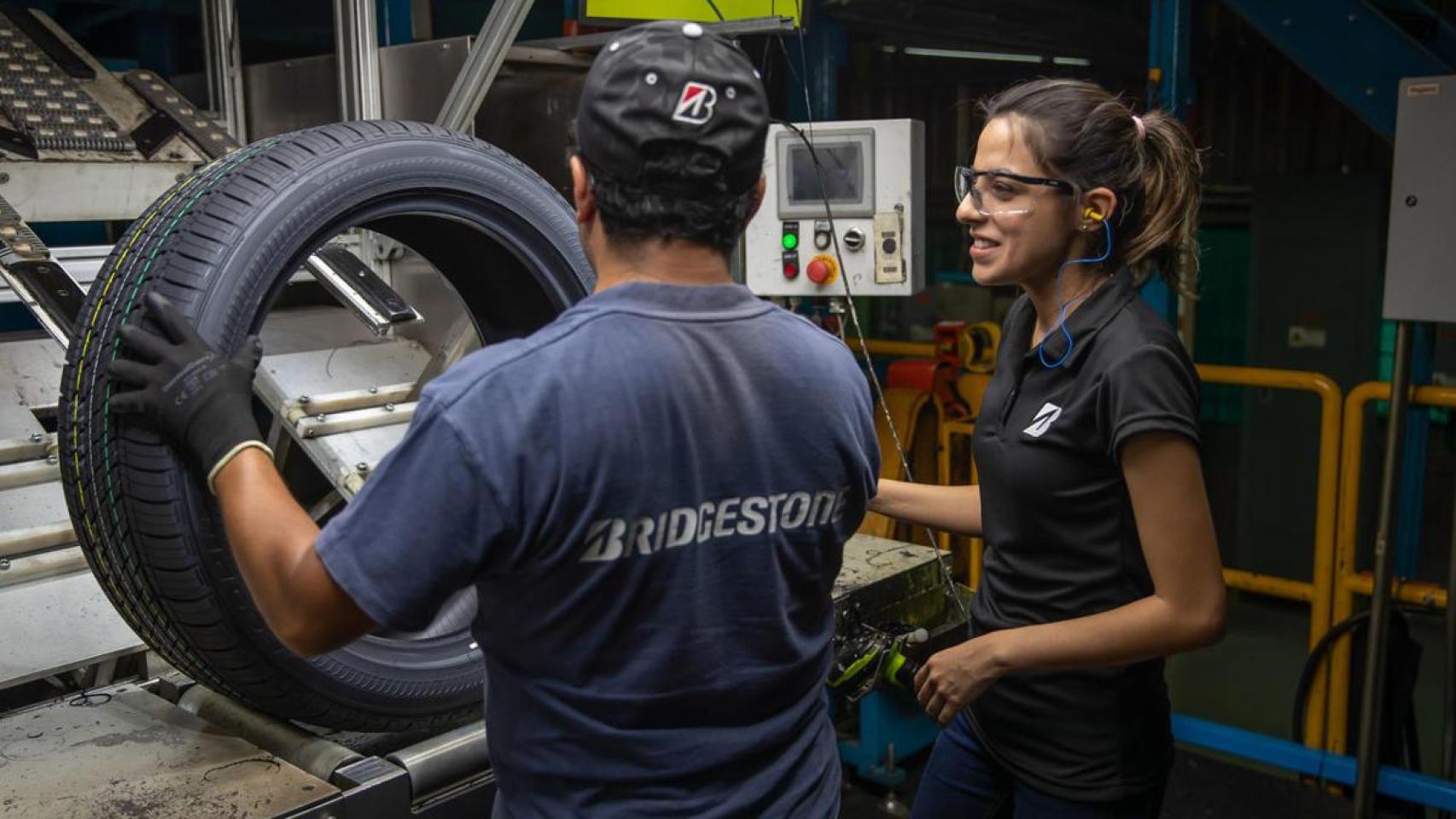 Dos empleados de Bridgestone, durante una jornada laboral.