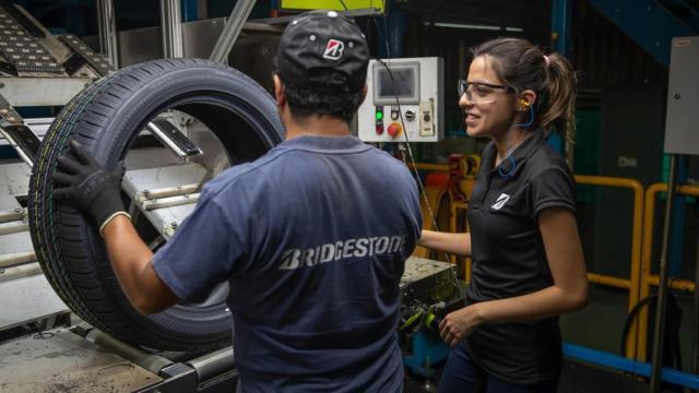 Dos empleados de Bridgestone, durante una jornada laboral.