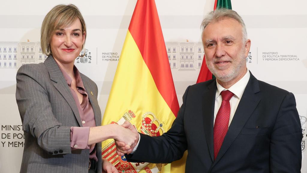 El ministro de Política Territorial, Ángel Víctor Torres, y la consejera de Gobernanza, Administración Digital y Autogobierno, Maria Uberretxena, se saludan después de la reunión de la Comisión Mixta de Transferencias. / Irekia