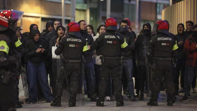 Cinco 'okupas' detenidos y quince 'ertzainas' heridos en el desalojo de un gaztetxe en Bilbao
